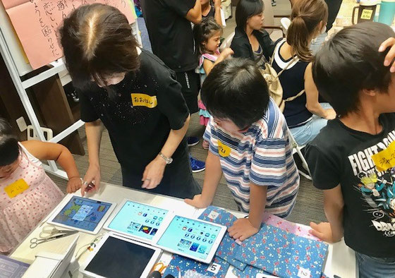 ☆子どもの理解力は素晴らしい。生田美子さんの説明をちゃんと理解して作品に仕上げる。シニアはこうはいかない。子供の倍は時間がかかる。11名の印刷を終えて約50分のiPadシールづくりは無事終了。