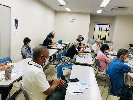 ☆1回目はインスタグラム。シニア初心者最大の難関 アカウントの作成（登録）。案内役の佐藤弥子さんお一人お一人さんを回って個人指導。