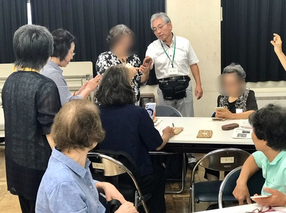 ☆第三グループLINEで交信中。田村徹さん（右側の男性）ご案内中。
