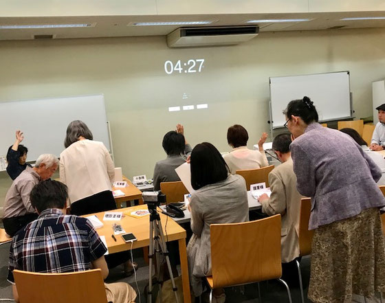 ☆試験はアプリケーション習得コースから2問。設定コースから2問計4問。試験はシニア情報生活アドバイザーのパソコンの試験とは異なります。プレゼンも筆記もありません。iPhoneを操作して課題を解答。挙手をして試験官の確認を求めます。そして次の問題に取り掛かります。前列で一斉に手が挙がっています。