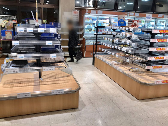 ☆昨年台風19号の時。2019年10月13日20：59自宅近くのイオンで見かけました。パンが完売。