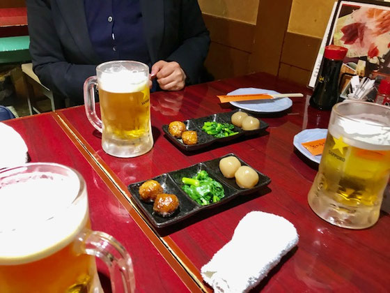 ☆打合せが終わって加賀社長さん、生田美子さんと近くの行きつけの「次男坊魚や」で飲み会。お通しが出たところで乾杯! 平素の習慣でついつい加賀社長さんのお顔をかくしています。どうもいけません。