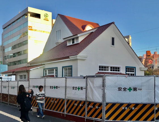 ☆赤い三角屋根の駅舎の裏側から見た写真。外構周りの整備中。オープンは4月とか・・・。