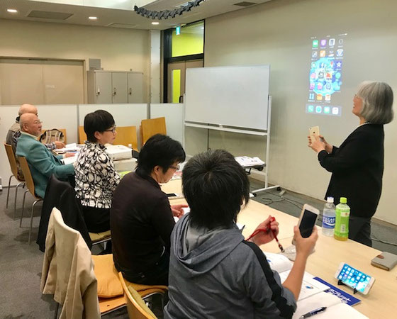 ☆山根の1時間ほどの講座の後は、佐藤弥子さんのアプリ編。手前の後姿は小島雅子さん。