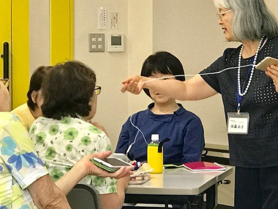 ☆午前の部アイフォン初心者講座。アイフォンのイヤフォンがカメラのシャッターになることに皆さんビックリ！