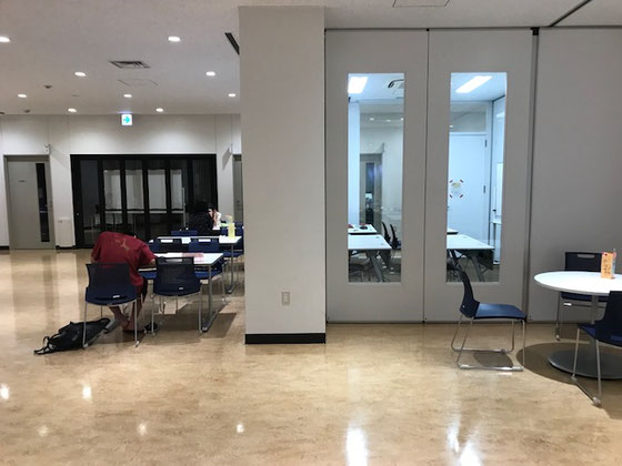 ☆2階の公民館のフリースペース。正面はITルーム。込んでいても「優先席」が2カ所あり。