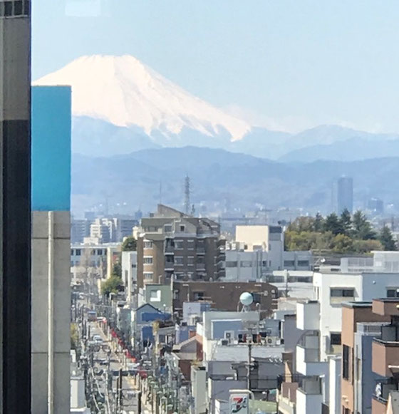 ☆NHKオープンスクールの入っているSEKIYAビル6階から見える富士山。珍しい。いつも雲に覆われて見えません。ズームで拡大。