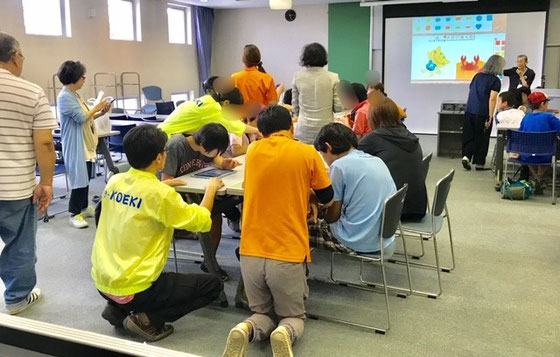 ☆ピッケの絵本in和光市中央公民館 9月17日左側の「島」二つは発達障碍児。オレンジは介護職員。前方右側は健常児。