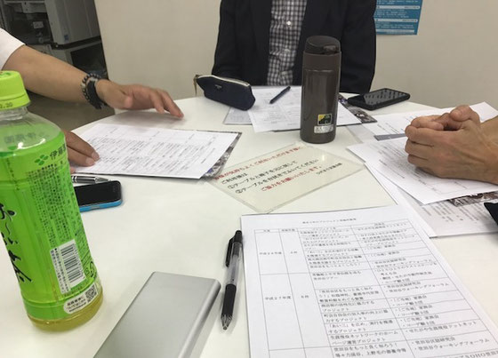 ☆会議はテーブル1卓を4名で囲んで。
