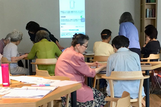 ☆午後の部経験者向け ７名。写真手前の右側の女性はお子さんとご一緒にiPhoneを購入されてご持参。生田美子さんから個人対応していただいています。