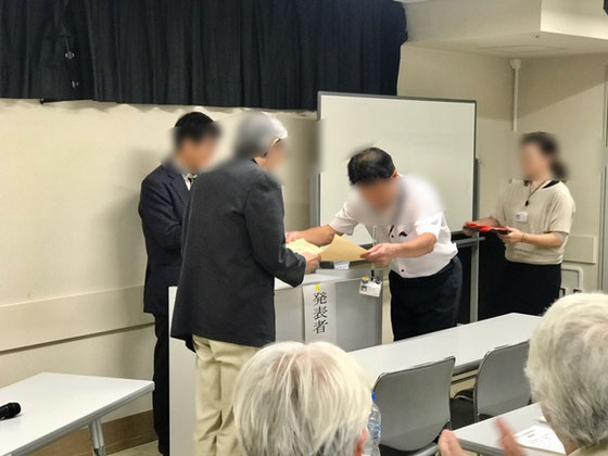 ☆臨時総会の席上「社会参加章」（内閣府）大臣表彰を受賞されたのは「世田谷環境学習会」さん。右側の男性は世田谷区生活文化部市民活動・生涯現役推進課長さん。後ろは係長さん。