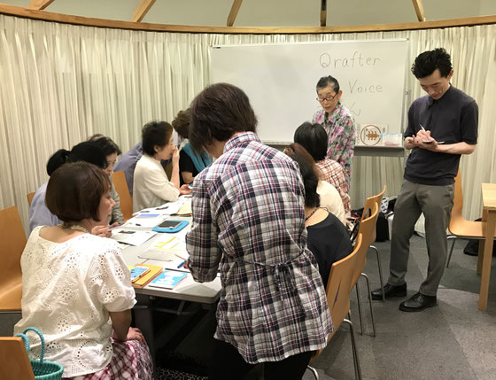 ☆7月4日（火）三軒茶屋キャロットタワー3階 iPhone講座取材風景。右側の男性が読売新聞の記者さん。案内役は生田美子さん。サブは手前の後ろ向きに立っている女性が大橋朋子さん。大橋朋子さんの向こうに頭が少しだけ見える金平紀代子さん（見えなくて ごめんなさい）。