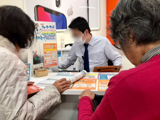 ☆ただいま購入のプランを相談中案内役の中島雅子さんが密着相談役。auのご担当者の対応良心的。あいにく在庫がないために予約しました。いつものようにAppleさんはいつ入荷かわかりません。