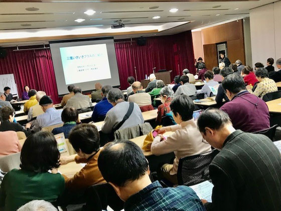 ☆参加者100名？でしょうか。机の席が無くなり補助椅子を追加。