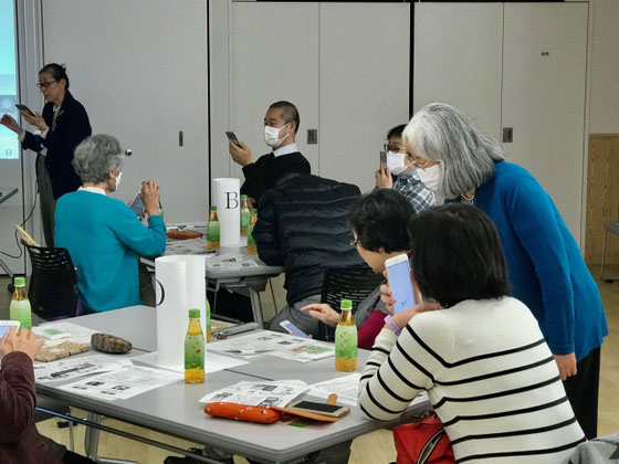 ☆奥の左側は案内役の生田美子さん。手前のテーブルはD組3名様。右側の女性は佐藤弥子さん。