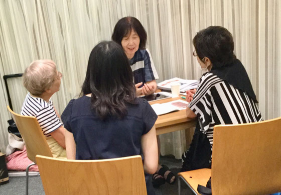 ☆講座が終わって受講者様(左右の眼鏡の女性)とのヒヤリング。