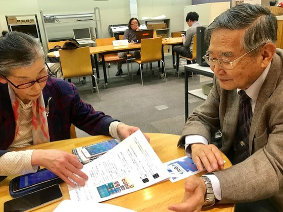 ☆前田先生にお伺いすると、二つ折りのガラ系。で早速生田美子さんからiPhoneの特訓を。