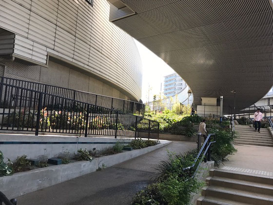 ☆ループ状にだんだんと屋上に上がるようになっています。