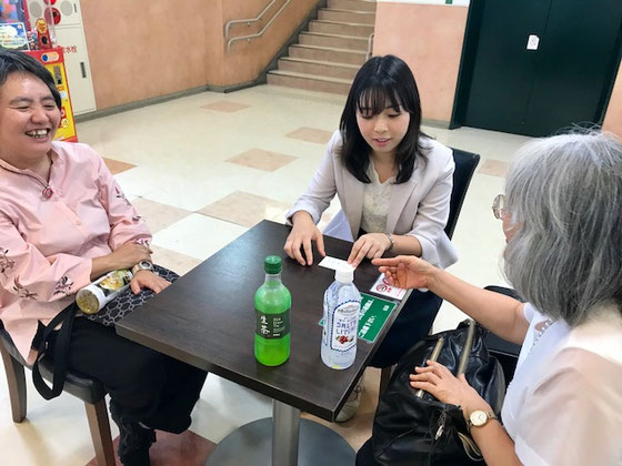 ☆反省会はマックが満席のために西友の無料の休憩室。4時半から終わると6時。約1時間半も。写真左小島雅子さん、真ん中榊さゆりさん右側佐藤弥子さん。