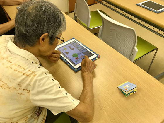 ☆Aさん 平素はパソコンを使っています。右のサンプルを見ながら慣れないiPadで創作中。