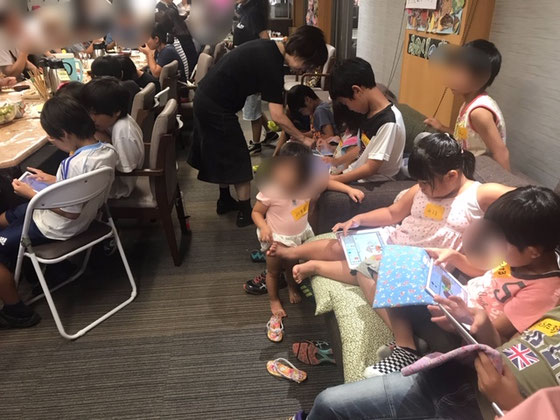 ☆当初は生田さんと山根の二人。当日夕方開始前に大橋朋子さんがご両親の介護の隙間を縫って応援に。感謝。iPadは膝の上。机のない場所ではやり難い。iPadをテレビモニターにつないで説明。