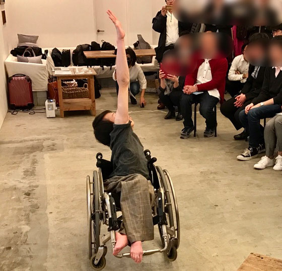 ☆最後は車いすを解体し両輪を回すパフォーマンスまで。