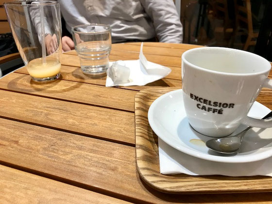 ☆16：27にお会いして18：04まで面談。会場はいつものEXCELSIOR CAFFÉ。店内ではなく店外の通路に面したオープンスペース。打合せ＆いろいろとご指導いただきました。