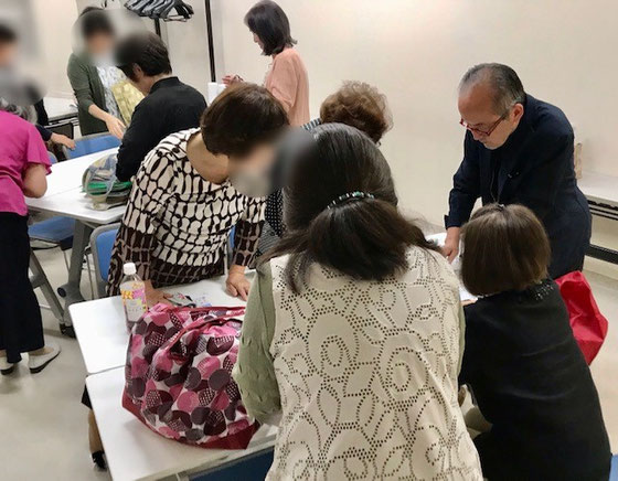 ☆ライン（LINE）特別講座の3回シリーズの2回目の風景。定員8名に対し約二倍の15名という大好評。