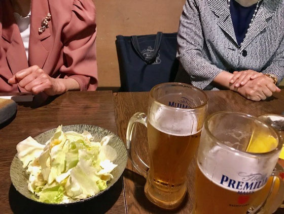 ☆まず生ビールでお疲れ様の乾杯。お通しはキャベツ。