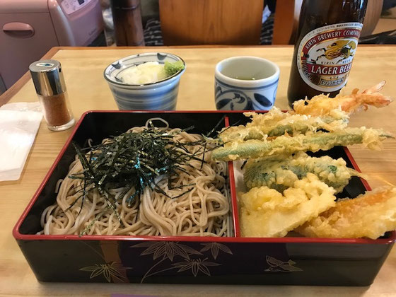 ☆待つことしばし。すこし奮発して天ぷらそば＆ビール。気のせいかいつものスパーのそばとは違います。値段だけのとことはあります。