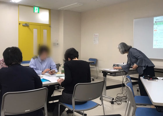 ☆午前の部アイフォン初歩わずか4名です。厳しいです。