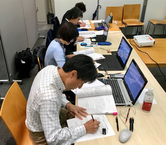 ☆最後の難関の筆記試験。テキスト持ち込み可。パソコンで検索可。20問を60分ですから＠3分／1問、時間との勝負。狭いスペースに鉛筆で記入。