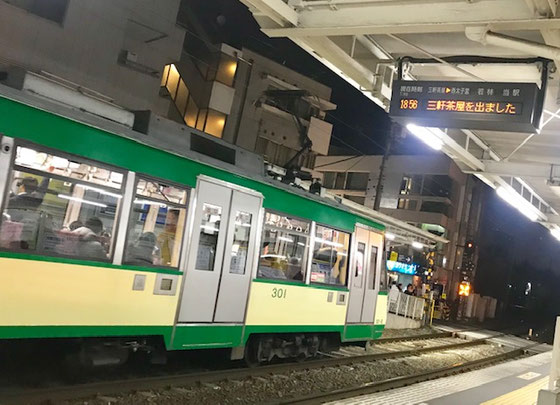 ☆松陰神社前駅の案内表示では「18：58 三軒茶屋を出ました」とあります。
