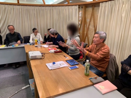 ☆山根がパワポイントで2月例会の基調報告を。パワポイントのファイルはAirdropで皆さんに。
