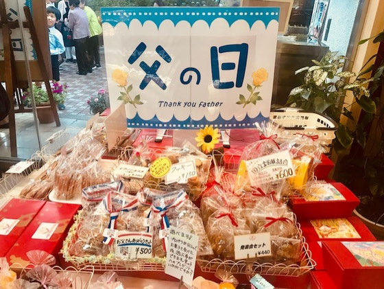 ☆午前午後が終わっていつもの反省会場 白十字 の店内には父の日の飾りつけ。