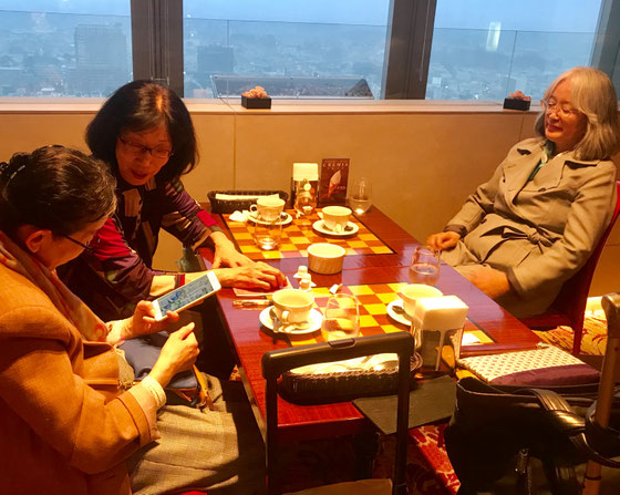 ☆終わって反省会はキャロットタワー26階ホテルオークラのスカイラウンジでお茶。3人ともクッキー付きコーヒーセット＠550円（一番安い）。左から生田美子さん、中島雅子さん、佐藤弥子さん。