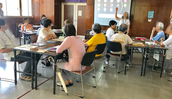 ☆お1名少し遅刻でしたが12名全員集合。定員12名に約3倍の応募。抽選の結果男性4名8名女性。アンドロイドタブレットご持参の方がお一人。皆さんiPadは初めて。