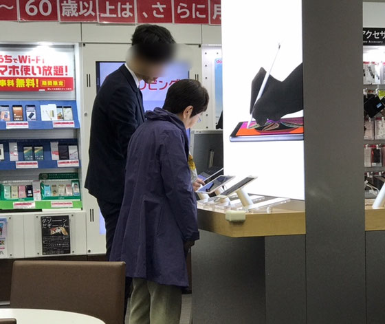 ☆NTTdocomoの担当者さんついでにiPadもどうぞとおすすめ。iPad Air2。ゴールド。128GBセルラータイプをお求め。