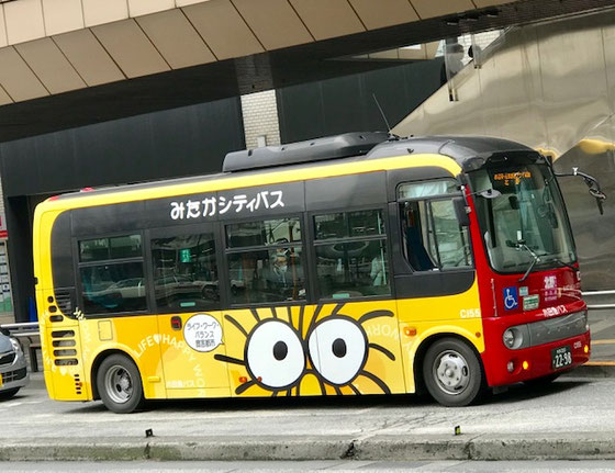 ☆三鷹駅南口のロータリで見た「みたかシティバス」。ボディーにはジブリの森のキャラクターが。