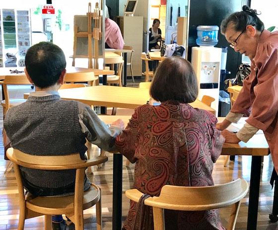 ☆久しぶりにお越しの90歳台のご夫婦。お二人ともにiPadとiPhone Xをご持参。生田美子さんがお二人に対応。
