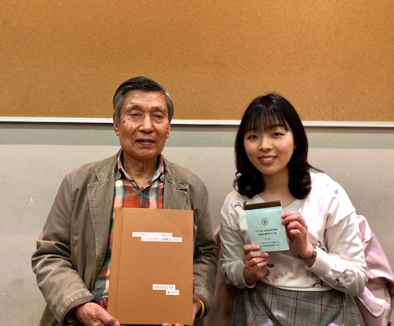 ☆山根が持っているのが、製本された卒論。本文145ページ。榊さんが持っているのは「卒業論文審査会コメント集」。