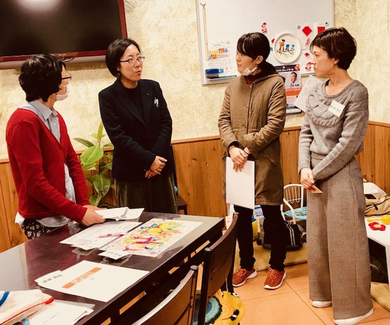 ☆終わって研究所の職員の方（右から2番目）と地元の若いスマホボランティアの方々とのスタッフミーティング。「質問対応のポイントは、個人的な質問か全体的な質問か切り分けることが大切です」と山根も一言余分なことを申しました。（写真のアップのご了解済み）