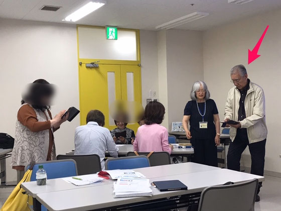☆赤い矢印の大竹様（男性80ウン歳）iPadからiPhoneにステップアップ。2週間前の5月25日にお越しに際「iPadが起動しません。」と。佐藤さん立川のApple指定の修理店（クイックガレージ）をご紹介。「新品と交換していただきました。」、と喜びの大竹様。