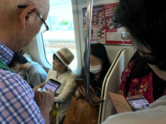 ☆某月某日JR中央線の車内で見かけました。ご夫婦でスマホ（おそらくスマホアンドロイド系？）。