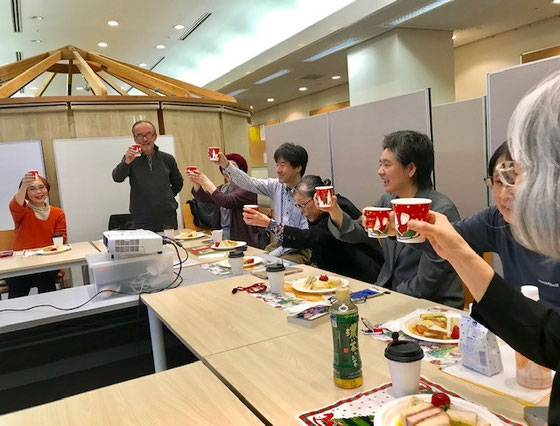 ☆高村由美子会長さんの手慣れた準備と演出でとてもいい雰囲気。アルコールならぬジュースで乾杯。乾杯の音頭は副会長さんの國重誠之さん。