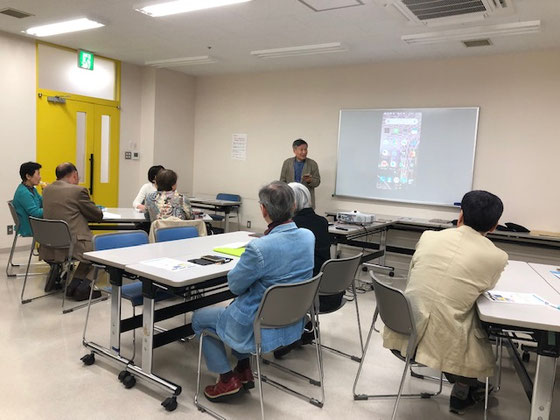 ☆恒例の山根の講座開始前の1分間スピーチは「18歳と81歳の差」。「道路を暴走するのが18歳、逆走するのが81歳」ほか2題ご紹介。写真は午後の部。
