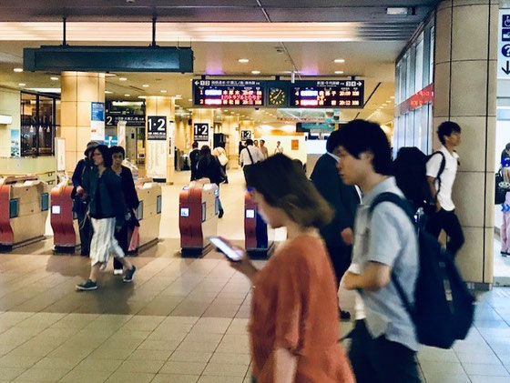 ☆会議が終わって成城学園前駅の改札の時計が20：05を指しています。