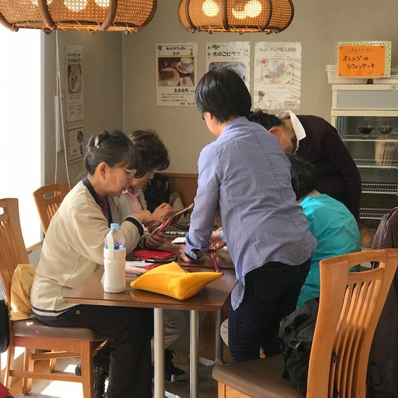 ☆右のお立ちの女性 山根のFacebookのフォロワーさん。昔三鷹でシニア向けの「ゆうゆうサロン」を開催していた頃のiPadの受講者様。前触れもなく、Facebookで砧図書館を探して自転車でお越しでした。講師冥利に尽きます。