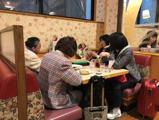 ☆終わって反省会は近くのジョナサン大久保店。土曜日のせいか8名の団体の次。待つことしばし。二つの席に分かれて・・・。