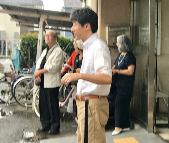 ☆講座が終わる頃にはにわか雨。遠くで雷がゴロゴロ! 花小金井北公民館の入口でしばらく雨宿り。なぜか写真はピンボケ。
